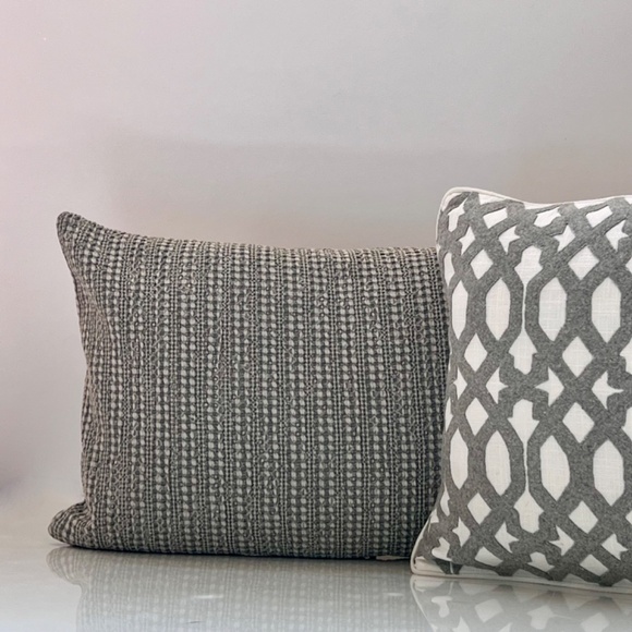 POTTERY BARN LUMBAR TEXTURED 16 X 26 INCHES NWOT - Picture 2 of 7